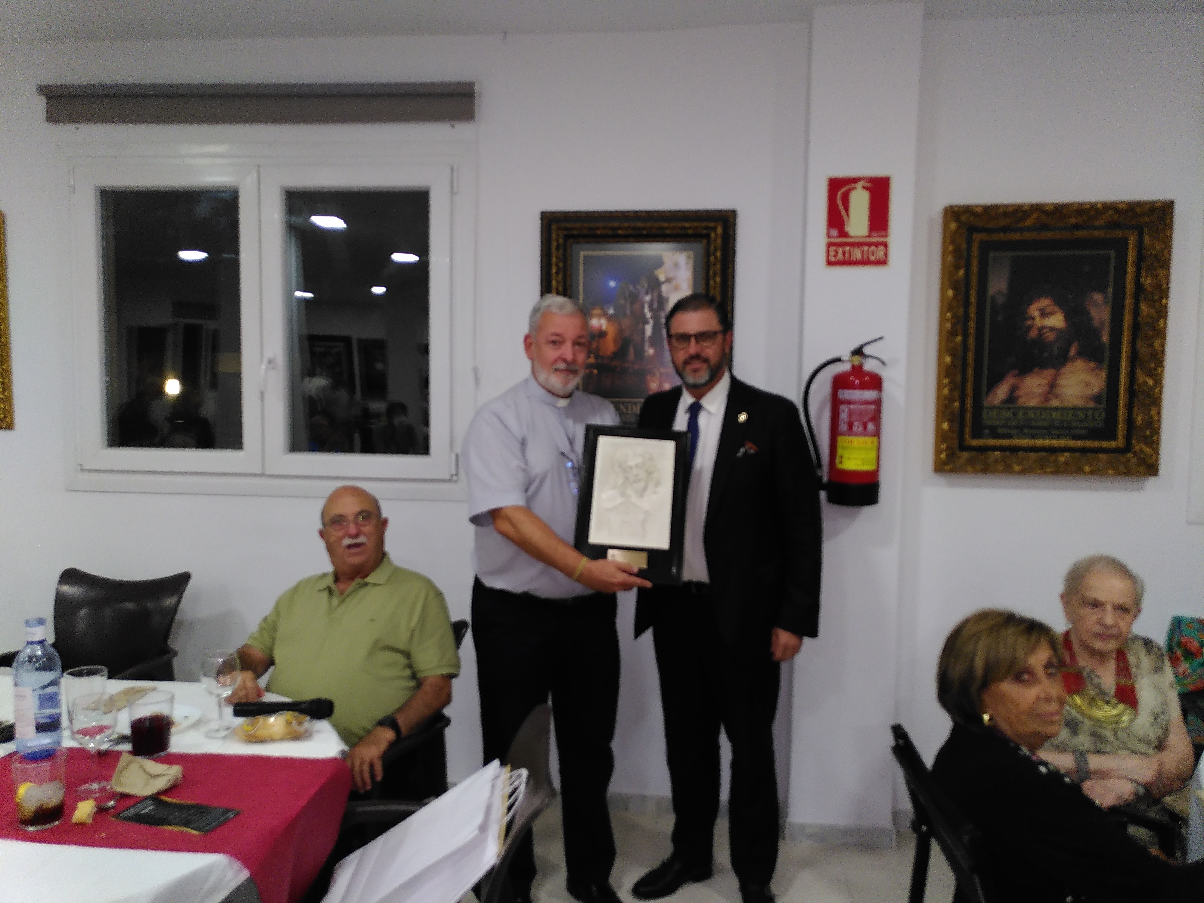 Enrique Sarria entrega un recuerdo de la Cofradía