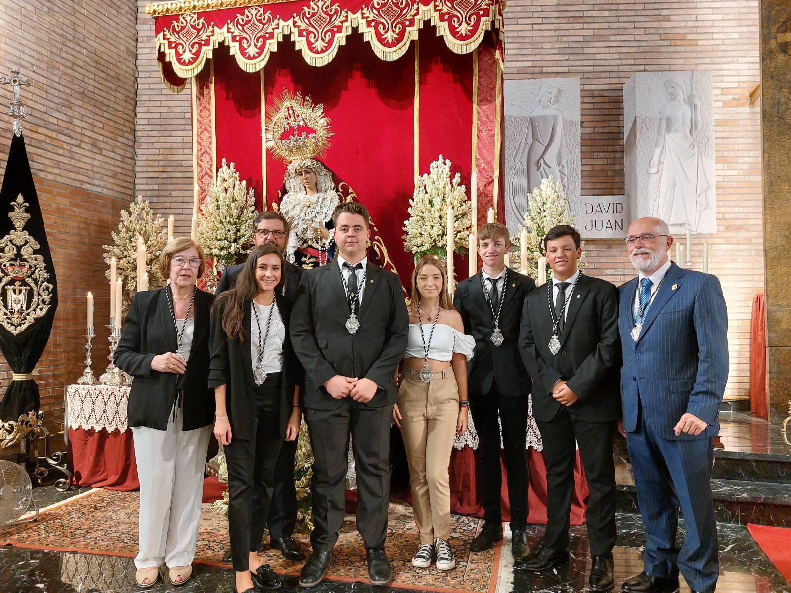 Entrega de medallas a los nuevos hermanos