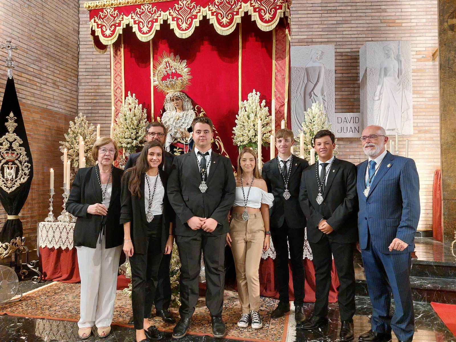 Nuevos hermanos reciben la medalla de la cofradía